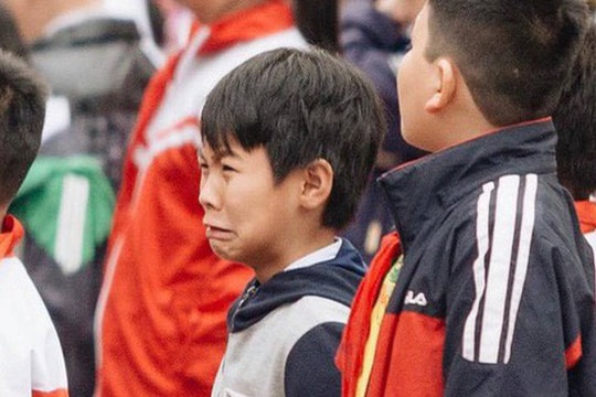 Buổi chào cờ đặc biệt để tưởng nhớ 8 học sinh quá cố trong vụ đuối nước ở Hòa Bình