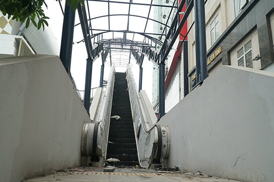 Ảnh: Nhà ga tuyến đường sắt Cát Linh - Hà Đông chưa đưa vào vận hành đã xuống cấp