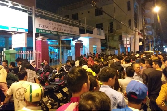 Đà Nẵng: Hàng nghìn người trắng đêm vạ vật chờ tiêm vacxin cho con