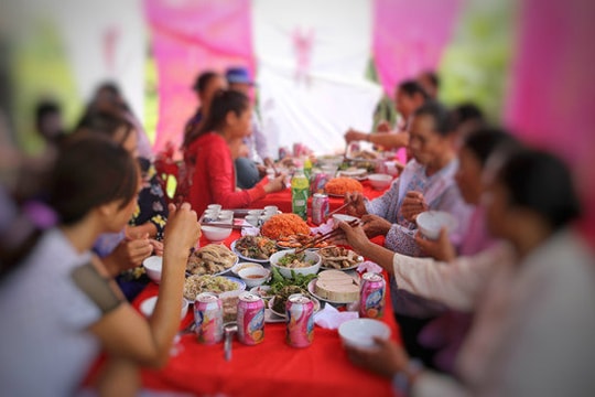 Xôn xao quy định "xử phạt chủ nhà để khách ăn cỗ lấy phần"