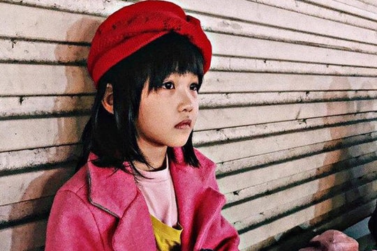 Em bé vô gia cư "gây sốt" cộng đồng mạng vì thần thái cùng cách phối đồ cực "chất"