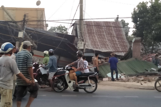 Xe tải đâm sập nhiều nhà dân, 2 người tử vong