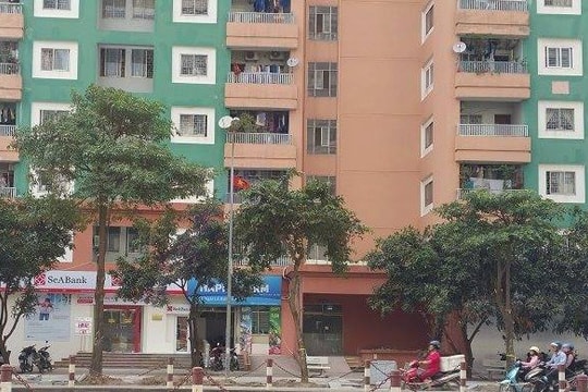 Bé trai 3 tuổi rơi từ tầng 6 chung cư xuống đất tử vong thương tâm