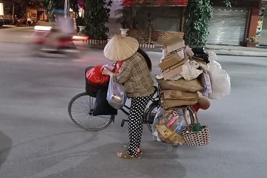 Mẹ bầu vất vả địu con đi nhặt rác kiếm sống và câu nói khiến nhiều người phải suy ngẫm