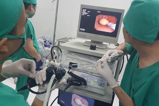 Bác sĩ lôi cả lạng măng tươi ra khỏi ruột bệnh nhân ngỡ là đau bao tử