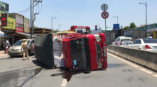 Xe tải lật ngang trên đường, giao thông ùn tắc nghiêm trọng