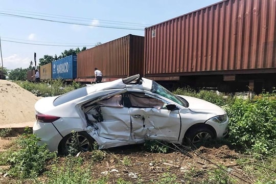 Tàu hỏa húc văng ô tô 4 chỗ, 3 người bị thương nặng