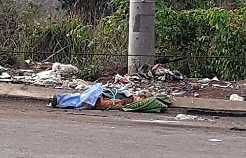 Tá hỏa phát hiện thi thể phụ nữ quấn trong chiếu bỏ ven đường