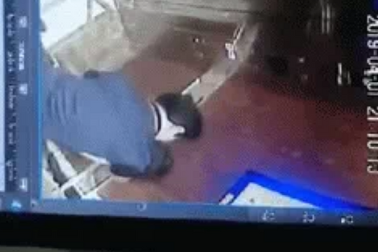 Dân mạng phẫn nộ với clip người đàn ông tiến đến, ôm hôn bé gái trong thang máy chung cư