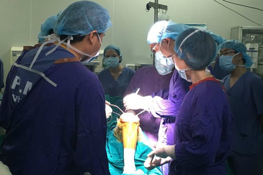 Hai bệnh nhân đầu tiên được phẫu thuật thay khớp gối phủ vitamin E