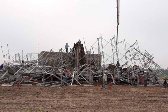 Sập giàn giáo khi thi công xây dựng cây xăng, 8 người thương vong