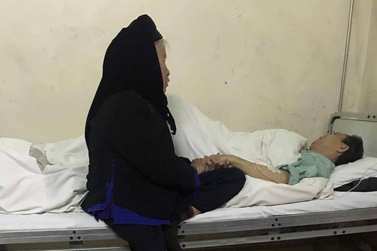 Cụ bà U80 lặn lội từ quê ra phố thăm chồng ở viện và câu nói khiến dân mạng xúc động