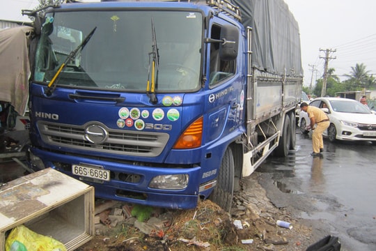 Xe tải mất lái tông sập quầy bán thịt chó ven đường, nữ chủ quán tử vong