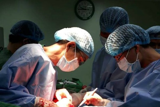 Phẫu thuật thành công cho bệnh nhân có khối u trung thất nặng 4kg