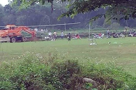 Kỷ luật Chủ tịch xã vì chỉ đạo mang lợn chết ra sân bóng tiêu hủy