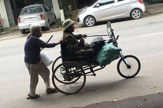 Đôi vợ chồng già nhặt ve chai trên phố và câu nói khiến nhiều người xúc động