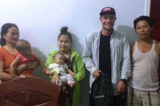 Cảm kích hành động nhặt được của rơi trả lại người mất của lão nông dân nghèo