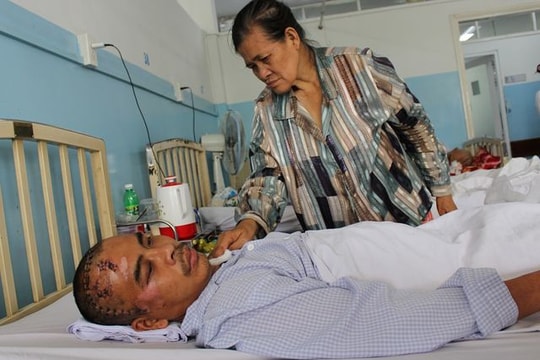 Xót xa trước cảnh người mẹ khóc lặng vì không có tiền đóng viện phí cứu con