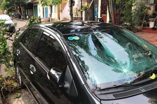 Mưa kèm lốc xoáy xuất hiện ở Lào Cai, 70 nhà dân bị tốc mái