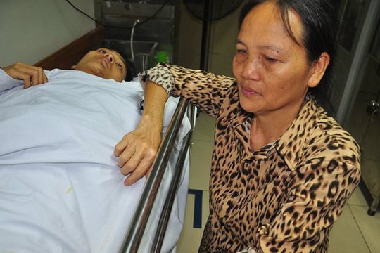 Xót thương cảnh người mẹ ung thư khóc cạn nước mắt vì con bị tai nạn thập tử nhất sinh