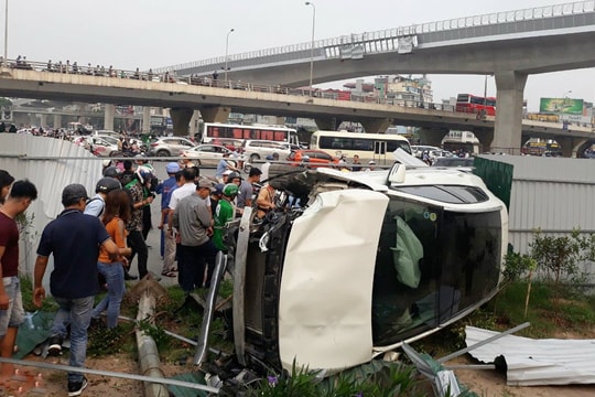 Nữ tài xế Mercedes tông loạt xe máy tại ngã tư Mai Dịch, 3 người nhập viện