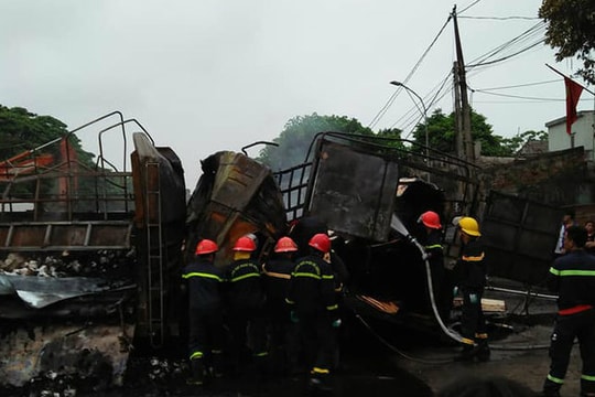 Tai nạn liên hoàn, xe tải bốc cháy dữ dội làm 2 người chết cháy trong ca-bin