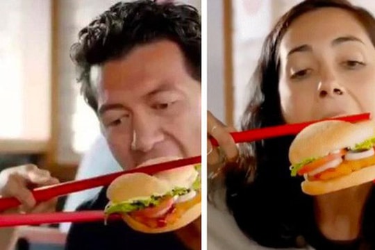 Cửa hàng ăn nhanh bị CĐM chỉ trích dữ dội vì đăng clip ăn hamburger bằng đũa "kiểu Việt Nam"