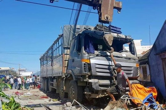 Xe tải mất lái đâm sập quán nước mía, 5 người bị thương