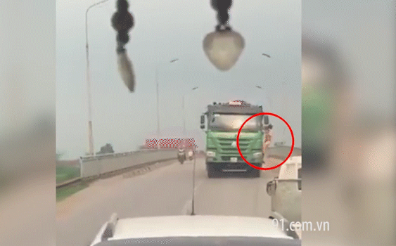 Clip: CSGT đu bám đầu xe tải, tài xế vẫn cố lùi xe ở cầu nhỏ hẹp để chạy trốn