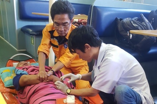 Cứu giúp kịp thời thuyền trưởng bị tai biến mạch máu não giữa Hoàng Sa