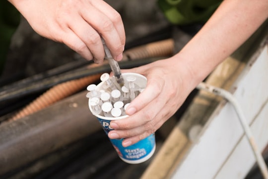 Ảnh: Ớn lạnh kim tiêm dính máu vứt la liệt trên cầu Long Biên