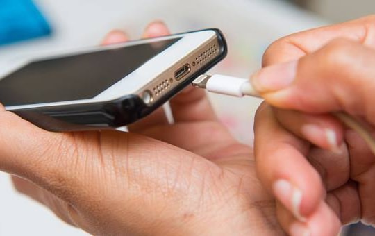 Nam thanh niên thủng màng nhĩ do điện thoại đang sạc phát nổ