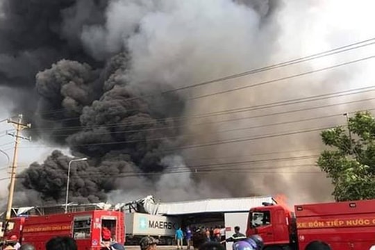 Cháy lớn tại kho chứa hàng ở Bình Dương, nhiều nhà xưởng đổ sập