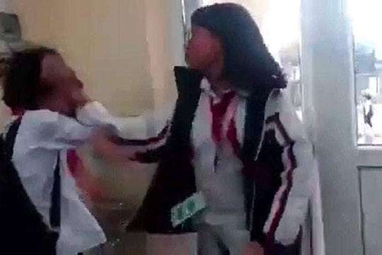 Thêm một vụ nữ sinh tát, đánh bạn túi bụi trong lớp học