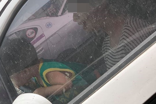 Dân mạng phẫn nộ về hình ảnh mẹ để con nhỏ cầm vô lăng ô tô trên đường