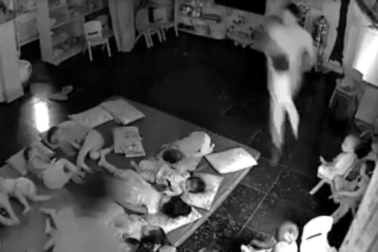 Phẫn nộ đoạn clip 2 cô giáo quăng trẻ mầm non "như bốc hàng" khi xếp chỗ ngủ