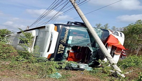 Xe giường nằm bị lật, 40 hành khách gào thét kêu cứu