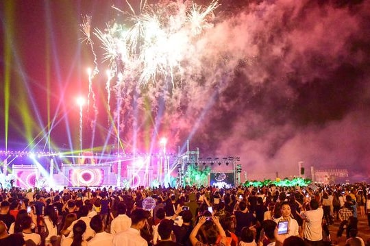 Ảnh: Hàng vạn người thích thú với màn pháo hoa trong đêm khai hội Đền Hùng 2019