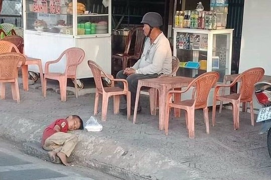 Nghẹn lòng với hình ảnh cậu bé vô gia cư say giấc ngủ bên vệ đường