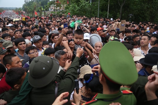 Ảnh: Hàng triệu người chen lấn, xô đẩy tại Lễ hội Đền Hùng 2019