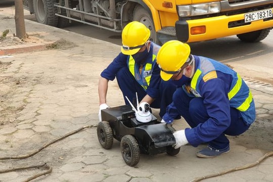 Ảnh: Hà Nội dùng robot thay con người kiểm tra lòng ống cống