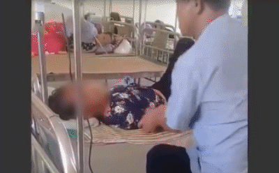 Clip chồng tát mạnh, bóp chặt tay vợ đang cắm kim truyền gây phẫn nỗ dư luận