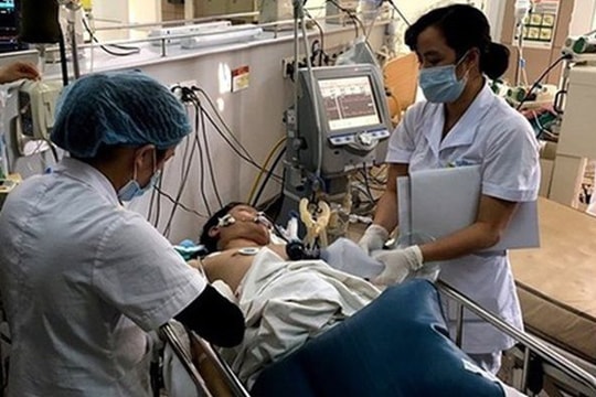 Uống rượu pha với nước lá ngón, 1 người chết, 7 người nhập viện cấp cứu