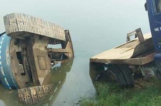 Xe tải tụt dốc đè 3 học sinh thương vong