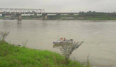 Nữ sinh lớp 12 nhảy xuống sông Đuống mất tích