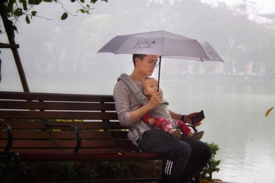 Khoảnh khắc cha địu con trước ngực dạo bờ hồ ngày mưa bụi làm lay động cảm xúc người xem