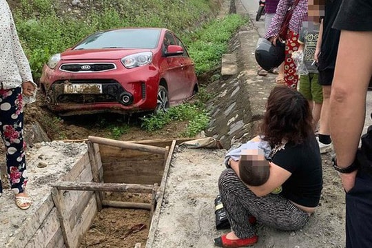 Nữ tài xế ô tô chở con nhỏ mất lái lao xuống cống khiến nhiều người thót tim