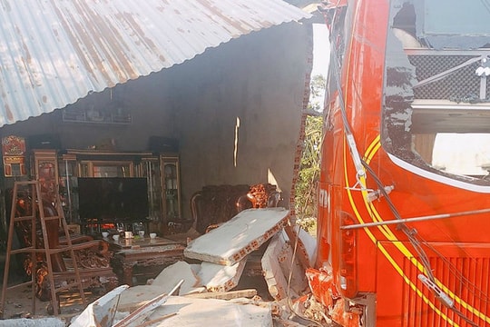 Xe khách bất ngờ tụt dốc tông sập nhà dân trong đêm