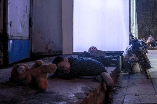 Hình ảnh cậu bé thiếp đi trên vỉa hè gây xúc động, sự thật phía sau lại khiến nhiều người phì cười