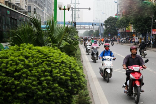 Ảnh: Dòng xe bất chấp, ngang nhiên đi ngược chiều trên đoạn đường "tử thần" trên phố Hà Nội